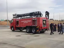 Veículos de combate a incêndio com escada hidráulica