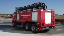 Véhicules de lutte contre l'incendie avec échelle hydraulique