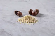 Жареный нарезанный кубиками лесной орех