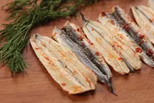 Filete de anchoa con salsa de pimiento
