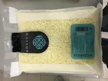 Нарезанный кубиками сыр моцарелла