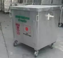 Contenedor de basura de plástico de 1100 litros con tapa de metal