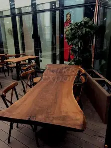 Table en bois naturel