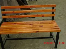 مقاعد خشبية